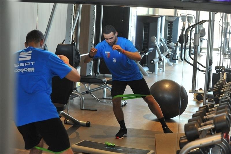 Ashton Götz trainiert in Spanien verletzungsbedingt individuell.