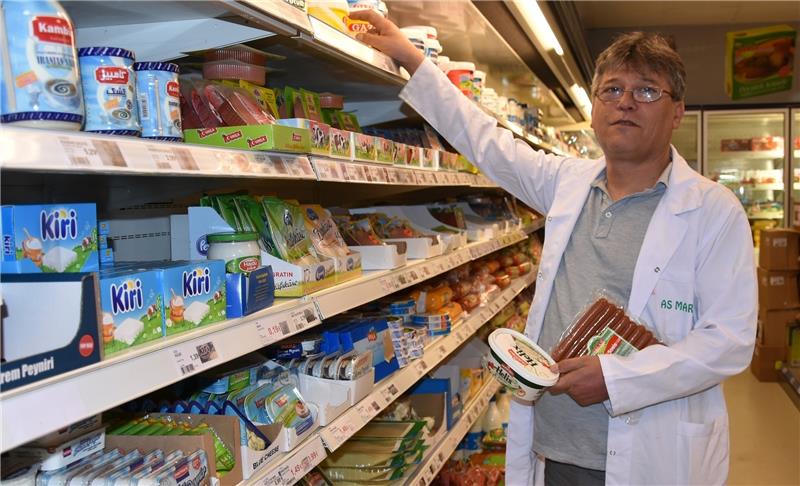 Aslan Erdogan bietet internationale Lebensmittel in seinem Geschäft an.