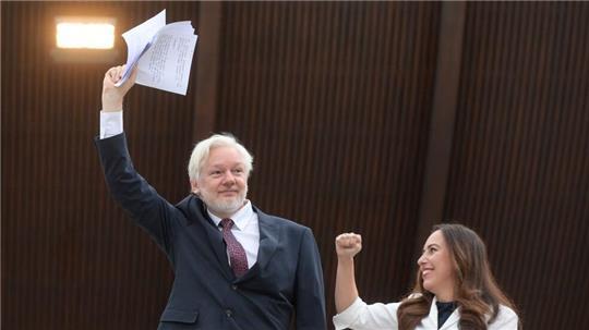 Assange spricht erstmals öffentlich in Freiheit. 
