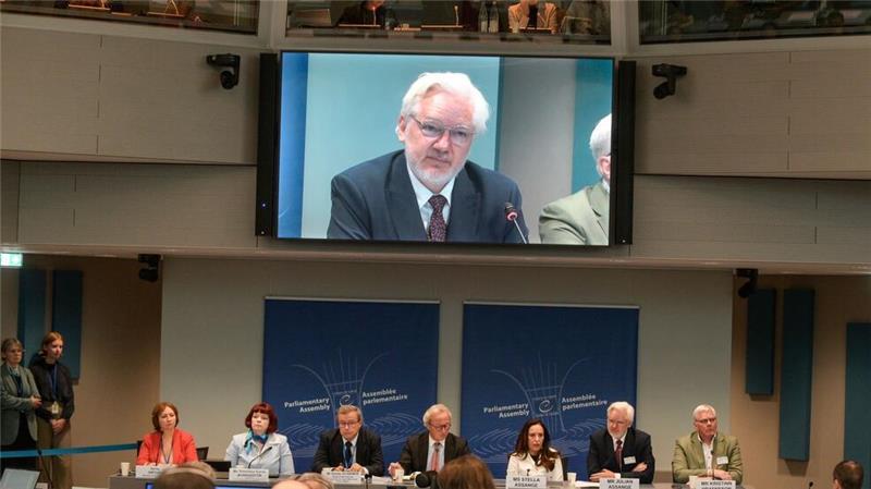 Assange spricht erstmals öffentlich in Freiheit. 