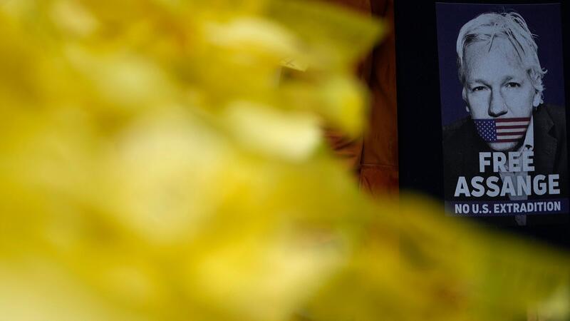 Assange seit fünf Jahren in Haft - Freilassung gefordert Assange wird vorgeworfen, geheimes Material gestohlen, veröffentlicht und damit das Leben von US-Informanten in Gefahr gebracht zu haben.