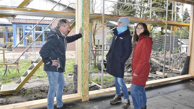 Astrid Geschwindner (rechts) und Katharina Thewes vom Hochbauteam in einem der neuen Gruppenräume mit Bauamtsleiter Roger Courtault.