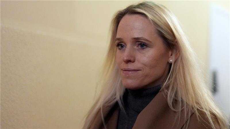 Astrid Have, Zeugin und Ehefrau von Nebenkläger Stephan Hensel, verlässt im Prozess wegen mutmaßlicher Kindesentführung den Gerichtssaal im Landgericht Hamburg. 
