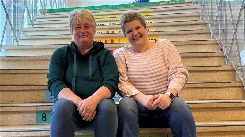 Astrid Oehlert (links) und Sandra Offermann unterstützen die Lehrkräfte an der Pestalozzi Grundschule.