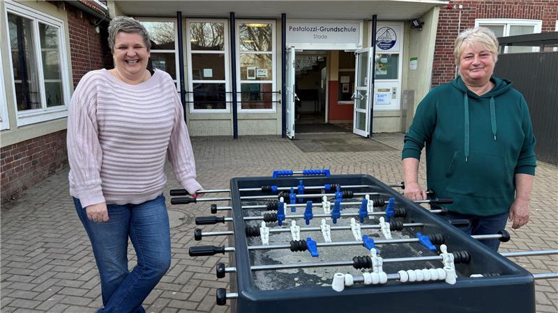 Astrid Oehlert (rechts) und Sandra Offermann arbeiten als pädagogische Mitarbeiterinnen an der Stader Pestalozzi Grundschule.