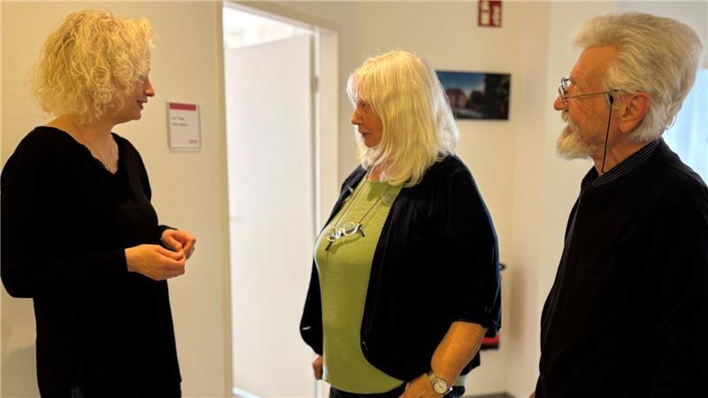 Erkrankte 64-Jährige verzweifelt an Behörde - Sozialverband Stade hilft Astrid von der Fecht (links) ist als Juristin hauptamtlich für den Sozialverband tätig, Uschi und Hilmar Reinke engagieren sich ehrenamtlich im SoVD.