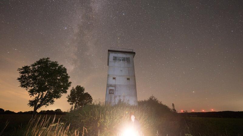 Pläne für Sternenpark in Altmark und Wendland Astrofotograf Helmut Schnieder ist nachts am Grenzturm in Dahrendorf unterwegs.
