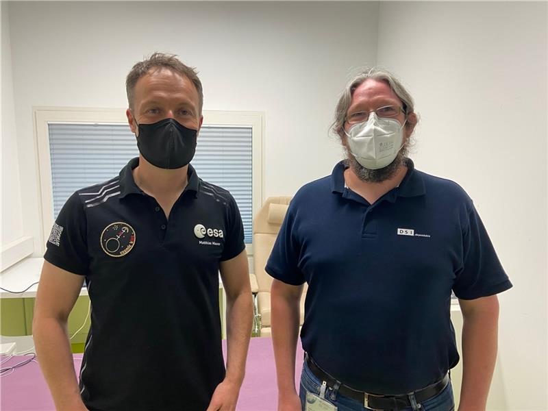 Astronaut Matthias Maurer noch auf der Erde mit Junior-Professor Ulf Kulau (rechts) von der Technischen Universität. Foto: TU-Institut Smart Sensors