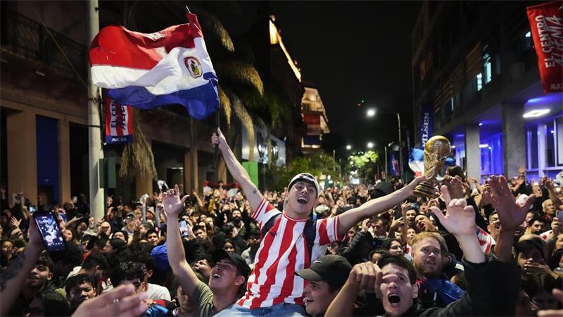 Asunción, Paraguay: Ausgelassene WM-Stimmung - Fans jubeln nach Spiel Deutschland gegen Paraguay .