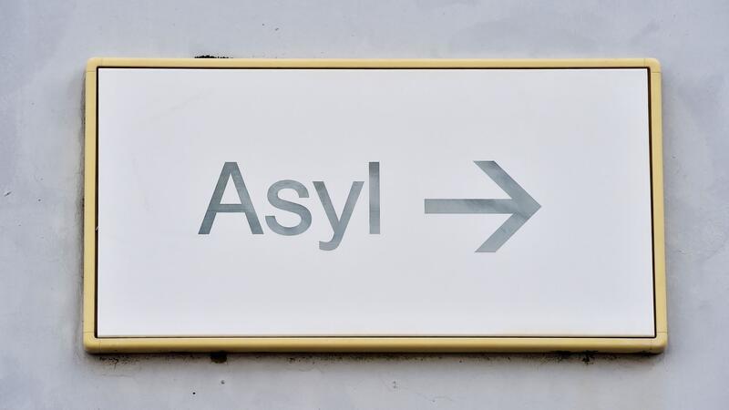 Dauer der Asylverfahren gesunken Asylverfahren in Deutschland dauerten 2023 durchschnittlich 6,8 Monat. Im Jahr zuvor waren es noch 7,6 Monate.