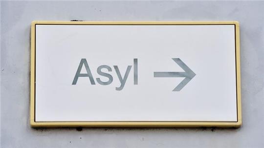 Asylverfahren in Deutschland dauerten 2023 durchschnittlich 6,8 Monat. Im Jahr zuvor waren es noch 7,6 Monate.
