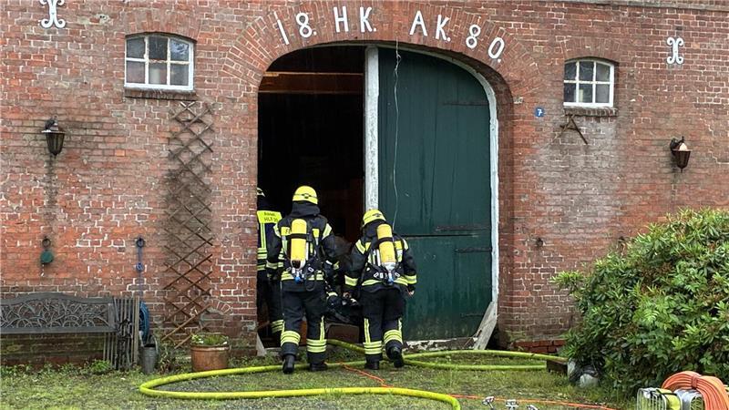 Blitzeinschlag: Feuerwehr rettet eines der ältesten Häuser im Kreis Stade Atemschutzträger rücken vor.