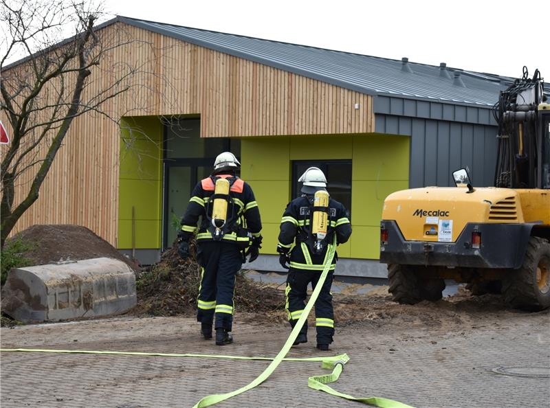 Atemschutzträger verschaffen sich nach dem Gasaustritt am Neubau der Kita Königskinder in Jork-Königreich ein Bild von der Lage. Foto Vasel