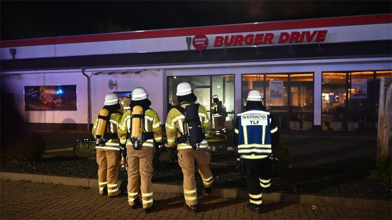 Flammen schießen aus Fritteuse: Feuerwehr löscht Feuer bei Burger Drive in Stade Atemschutzträger warten auf ihren Einsatz beim Burger-Drive-Feuer in Stade-Wiepenkathen an der Ecke B73/Am Lohberg.