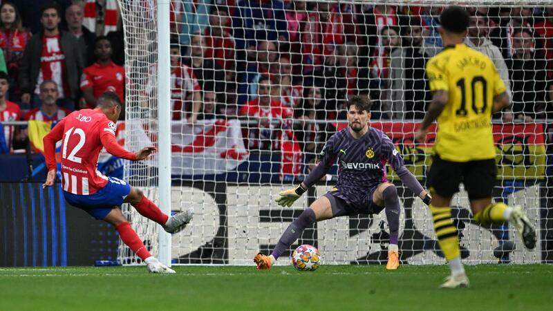 1:2 in Madrid - Haller rettet BVB-Hoffnungen aufs Halbfinale Atlético Samuel Lino (l) erhöhte auf 2:0.