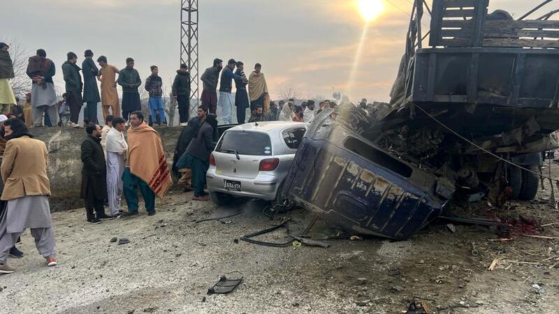 Fünf Polizisten bei Impfkampagne in Pakistan getötet Attentat auf Impfteams: Die Bombe explodierte nahe eines Fahrzeugs am Straßenrand.