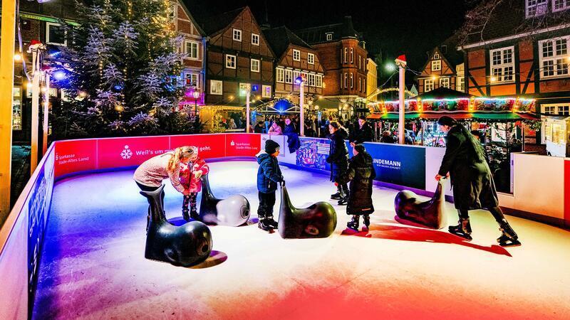Urteil der Expertinnen: So gut kommen die Weihnachtsmärkte in Stade und Buxtehude an Attraktion für Kinder: die kleine Eislaufbahn am Fischmarkt.