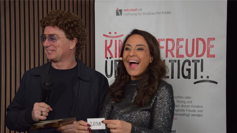 Atze Schröder und Nina Moghaddam ziehen in einer Live-Übertragung die Glückszahlen der Tomobla zu Gunsten des Kinderschutznetzwerkes Roter Keil.