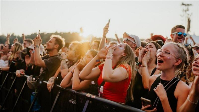 Deichbrand veröffentlicht erste Bandwelle: 20 Acts für 2026 bestätigt Auch 2026 wird das Gelände an der Nordseeküste bei Cuxhaven wieder zum Treffpunkt für Musikfans aus ganz Deutschland.