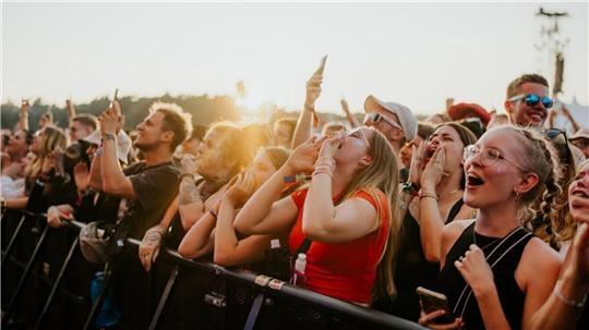 Deichbrand veröffentlicht erste Bandwelle: 20 Acts für 2026 bestätigt Auch 2026 wird das Gelände an der Nordseeküste bei Cuxhaven wieder zum Treffpunkt für Musikfans aus ganz Deutschland.