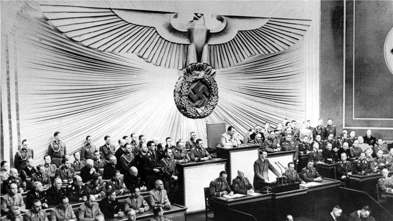 Auch Adolf Hitler, hier bei seiner Rede vor dem Reichstag in Berlin am 1. September 1939, findet sich in den Unterlagen des US-Nationalarchivs.