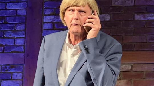 Auch Angela Merkel gehört zum neuen Programm des Kabarettisten und Parodisten Reiner Kröhnert.