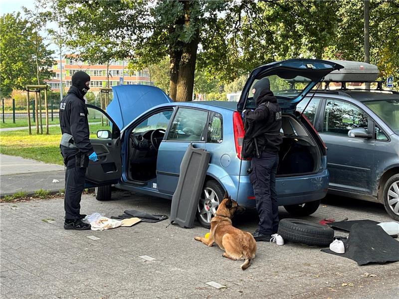 Schleuser-Festnahmen in Stade: Das ist über die syrische Familie bekannt Auch Autos im Altländer Viertel in Stade wurden durchsucht. Foto: Vasel