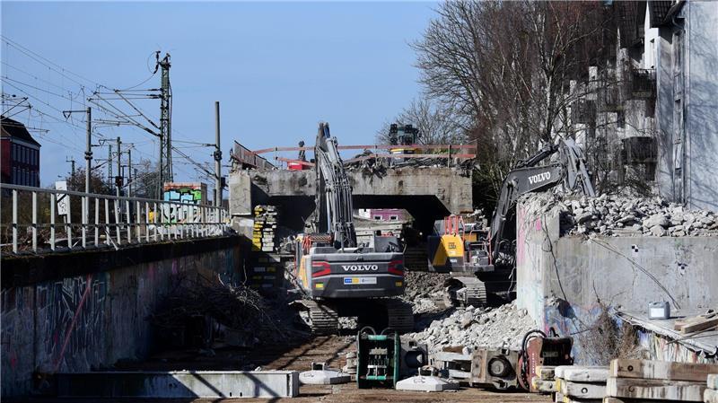 Auch Bagger sind für die Instandsetzung im Einsatz.
