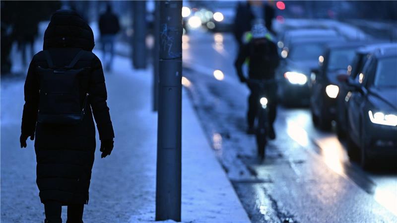 Auch Behinderungen im Straßen- und Bahnverkehr sind möglich. (Archivbild)