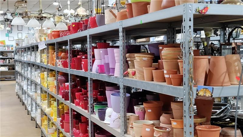 Dirk und Marinas Flohmarkthalle in Stade: Ein Paradies für Trödel-Fans Auch Blumentöpfe und Schalen werden nach Farben zusammengestellt.