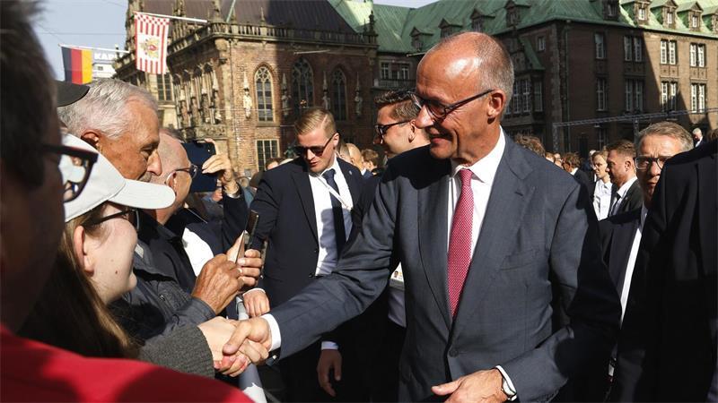 Bundespräsident zur Deutschen Einheit: „Tiefe Wunde geheilt“ Auch Bundeskanzler Friedrich Merz (CDU) feiert den Tag der Deutschen Einheit in Bremen - und spricht auch mit Bürgerinnen und Bürgern.