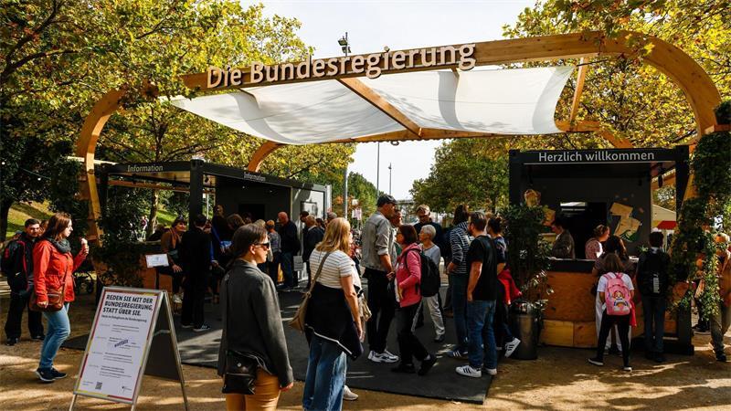 Hunderttausende feiern Einheitsfest in Bremen Auch Bundestag und Bundesrat präsentieren ihre Arbeit.
