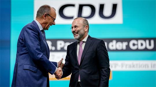Auch CSU-Politiker Manfred Weber - hier mit CDU-Chef Friedrich Merz - befeuert vor einer CDU-Präsidiumsklausur die Debatte um den Kurs zur AfD. (Archivfoto)