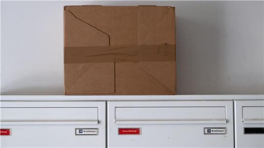 Auch DHL hat seinen Paketdienst in die USA deutlich eingeschränkt. (Archivbild)