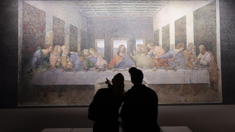 Auch „Das letzte Abendmahl“ wird an die Wand projiziert.