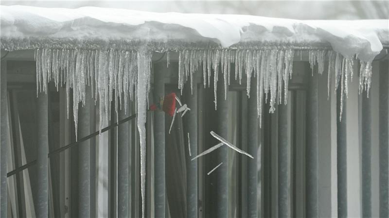 Auch Eiszapfen sind eine winterliche Gefahr.