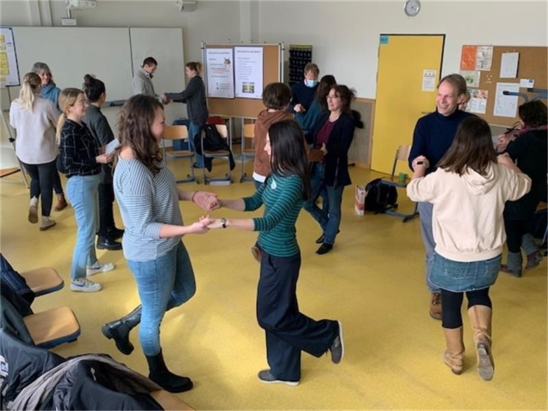 Gewalt an Schulen: Was Lehrer im Landkreis jetzt lernen Auch Entspannungsübungen gehörten zu dem Seminar. Foto : Johann Book