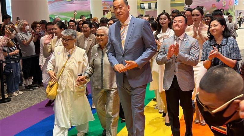 Queeres Liebesfest: Thailand feiert die „Ehe für alle“ Auch Ex-Ministerpräsident Srettha Thavisin kam in die Paragon Hall - unter seiner Regierung war das Gesetz zur „Ehe für alle“ verabschiedet worden.