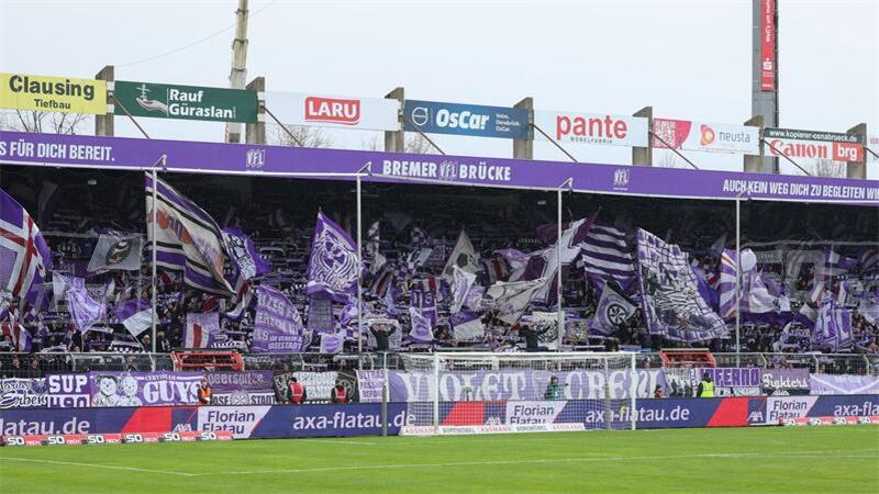 Auch Fans des VfL Osnabrück haben mit Tennisbällen gegen die Investorenpläne der DFB protestiert.