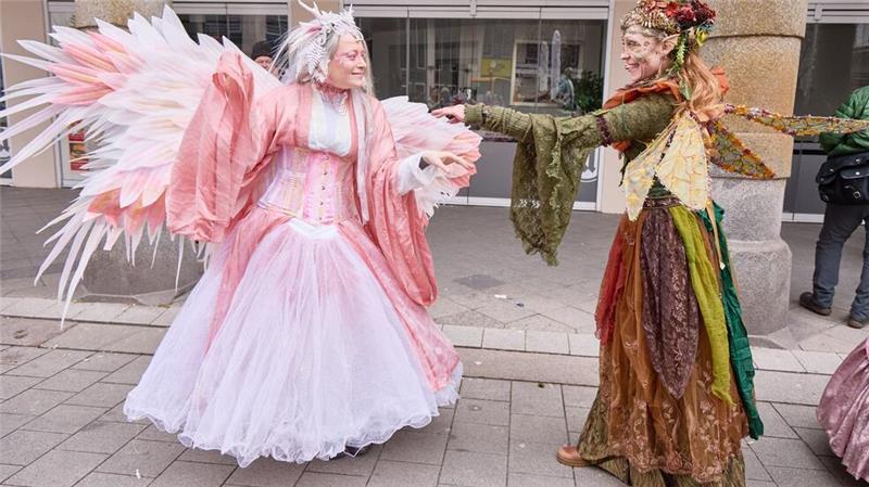Maskenzauber an der Alster - Karneval wie in Venedig Auch Fantasiekostüme gab es in den Colonnaden zu sehen.
