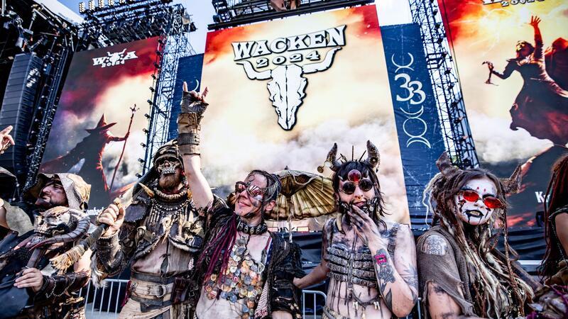 „Wackööön“ - Metalfans erobern Infield des Wacken Open Air Auch Fantasy-Darsteller waren im Infield zu sehen.