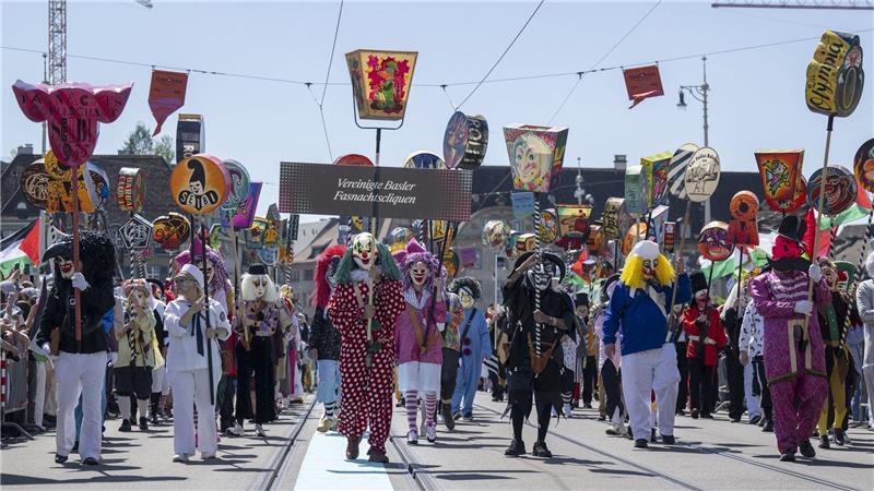 Auch Fasnächtler begleiten die Delegationen auf der Parade durch die Stadt.