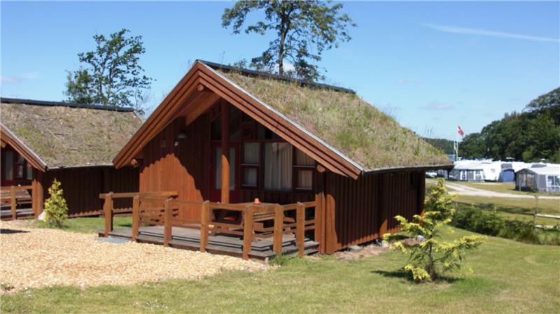 Auch Ferienhütten können Urlauber auf dem Campingplatz mieten.
