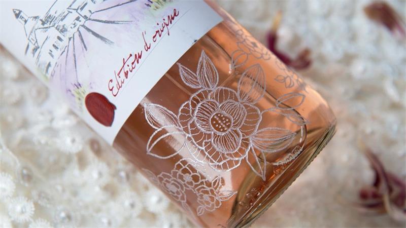 Mit Tinte und Feder: Kalligraphin veredelt Luxusprodukte Auch Flaschen werden mit Zeichnungen aufgewertet.