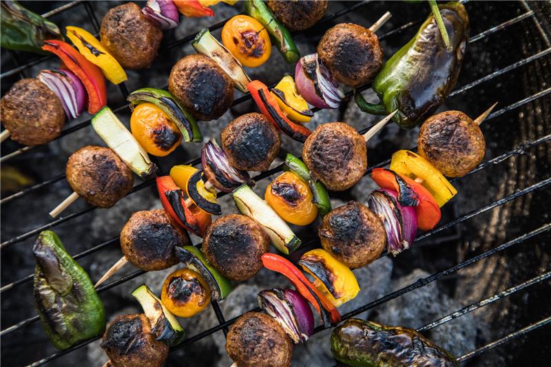 Grill-1x1: Wer „vorglühen“ muss und warum Spiritus tabu ist Auch Gemüsereste können auf dem Grill lecker verwertet werden - etwa als Spieße. Foto: Christin Klose/dpa-tmn