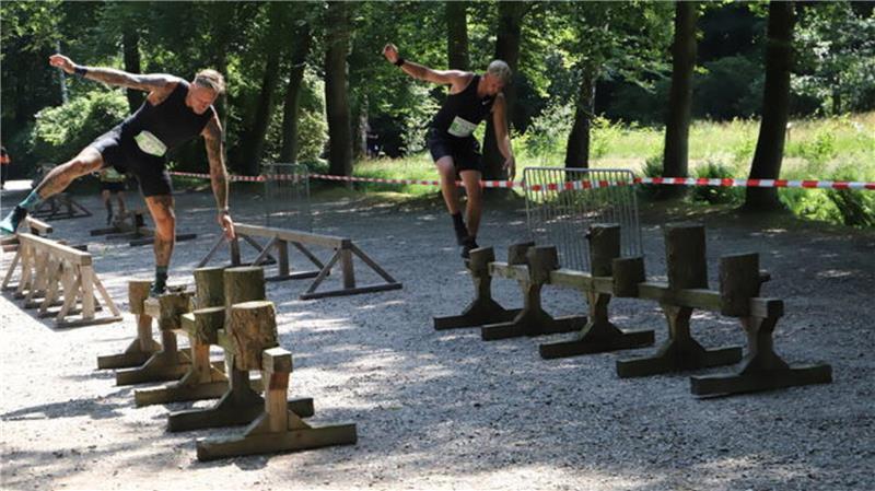Für die ganz Harten: Extreme Hindernisse beim Giants Run in der Wingst Auch Geschicklichkeit ist in der Wingst ein Thema. Balance halten ist hier entscheidend.