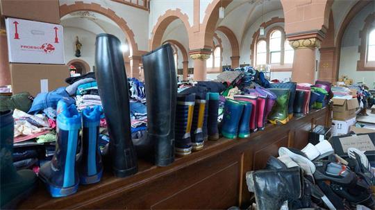 Auch Gummistiefel für Kinder gehörten zu den benötigten Hilfsgütern nach der Flut. (Archivbild)