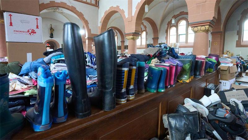 Auch Gummistiefel für Kinder gehörten zu den benötigten Hilfsgütern nach der Flut. (Archivbild)