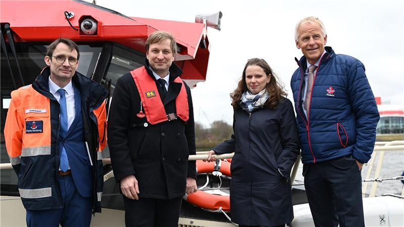 Lotsenversetzschiff „Hamburg Pilot 3“ im Hafen vorgestellt Auch Hamburgs Wirtschaftssenatorin Dr. Melanie Leonhard (2.v.r.) wohnte der Vorstellung der „Hamburg Pilot 3“ bei.