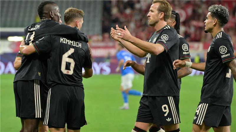Auch Harry Kane (M) gratuliert Nicolas Jackson (l) zu seinem Premierentreffer. 